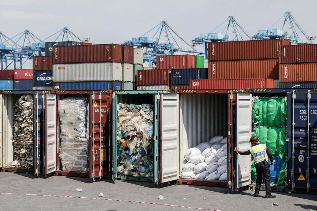 Để tránh trở thành "thùng rác của thế giới", Malaysia đã trả lại lượng lớn rác thải nhựa về các nước xuất xứ