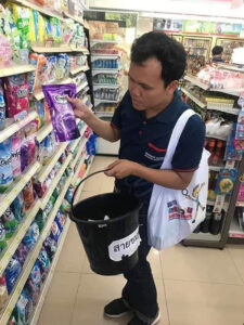 Người dân Thái Lan sử dụng chậu, xô, bao tải đi siêu thị để đựng đồ bởi chính sách cấm sử dụng túi nilon