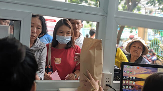 Việt Nam thay túi nilon bằng túi giấy, “túi lá”