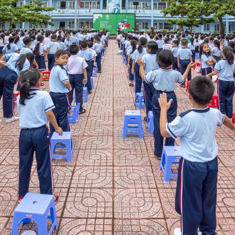 Đổi chai nhựa lấy chai đựng nước KoN1 thay thế chai nước nhựa dùng một lần