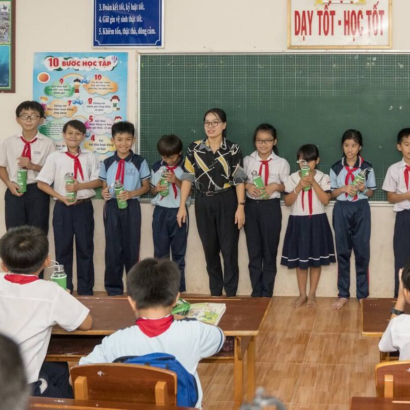 Đổi chai nhựa lấy chai đựng nước KoN1 thay thế chai nước nhựa dùng một lần