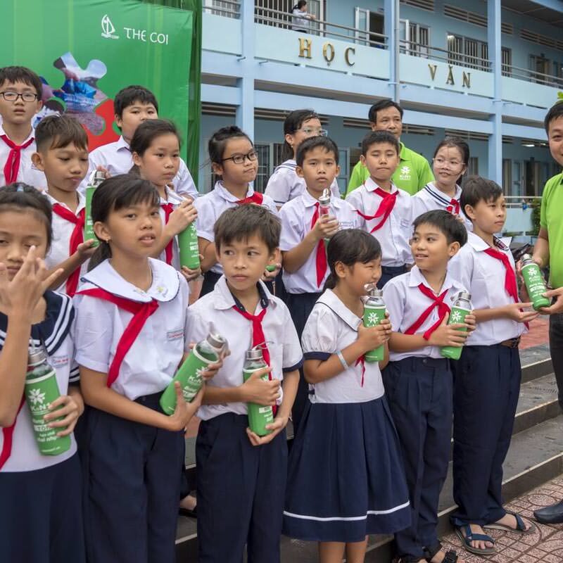 Đổi chai nhựa lấy chai đựng nước KoN1 thay thế chai nước nhựa dùng một lần