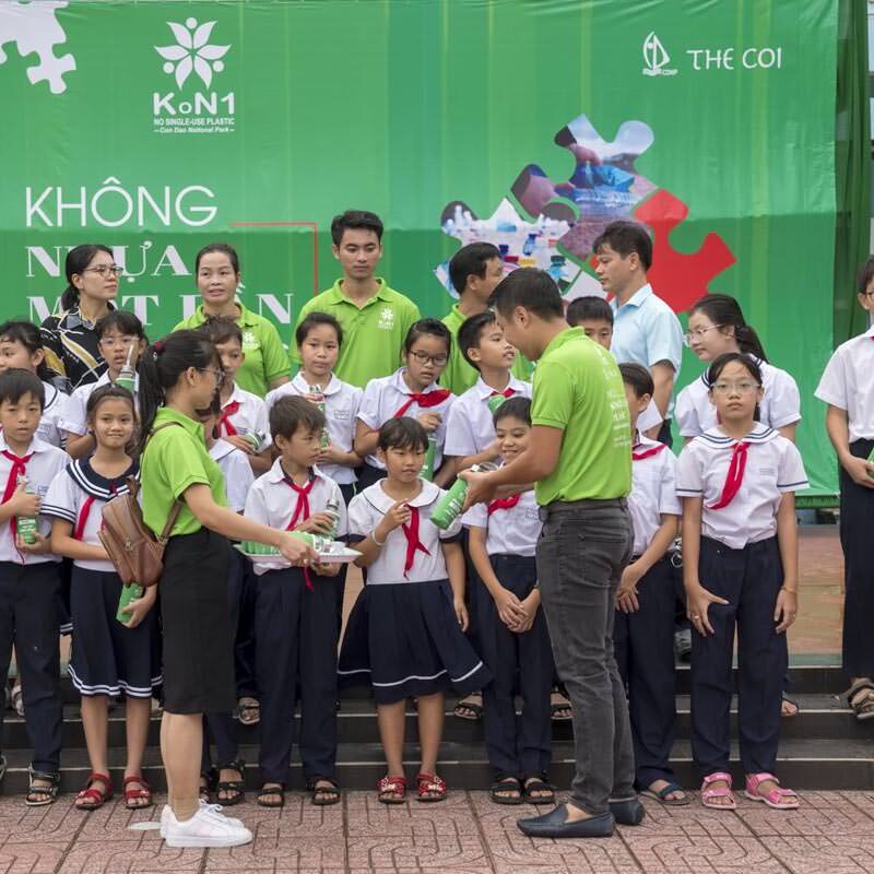 Đổi chai nhựa lấy chai đựng nước KoN1 thay thế chai nước nhựa dùng một lần