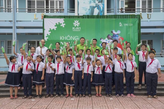 Đổi chai nhựa lấy chai đựng nước KoN1 thay thế chai nước nhựa dùng một lần Đổi chai nhựa lấy chai đựng nước KoN1 thay thế chai nước nhựa dùng một lần