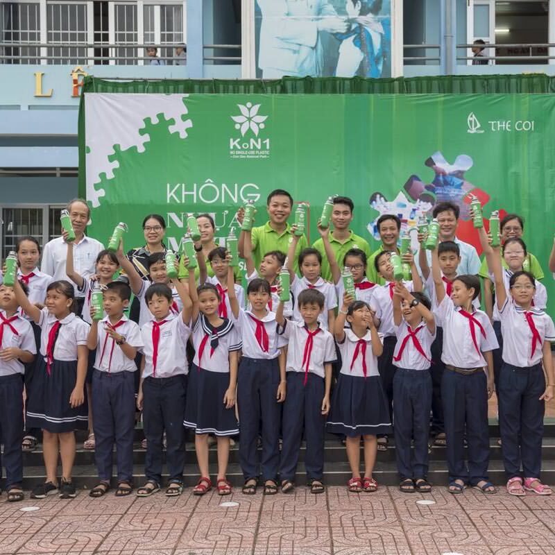 Đổi chai nhựa lấy chai đựng nước KoN1 thay thế chai nước nhựa dùng một lần