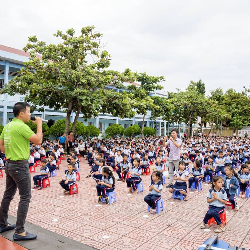 Đổi chai nhựa lấy chai đựng nước KoN1 thay thế chai nước nhựa dùng một lần