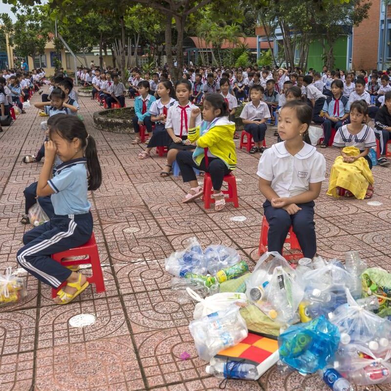 Đổi chai nhựa lấy chai đựng nước KoN1 thay thế chai nước nhựa dùng một lần