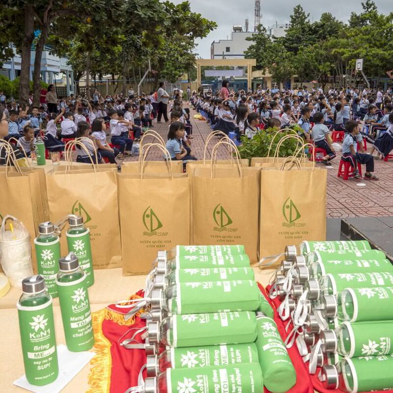 Đổi chai nhựa lấy chai đựng nước KoN1 thay thế chai nước nhựa dùng một lần