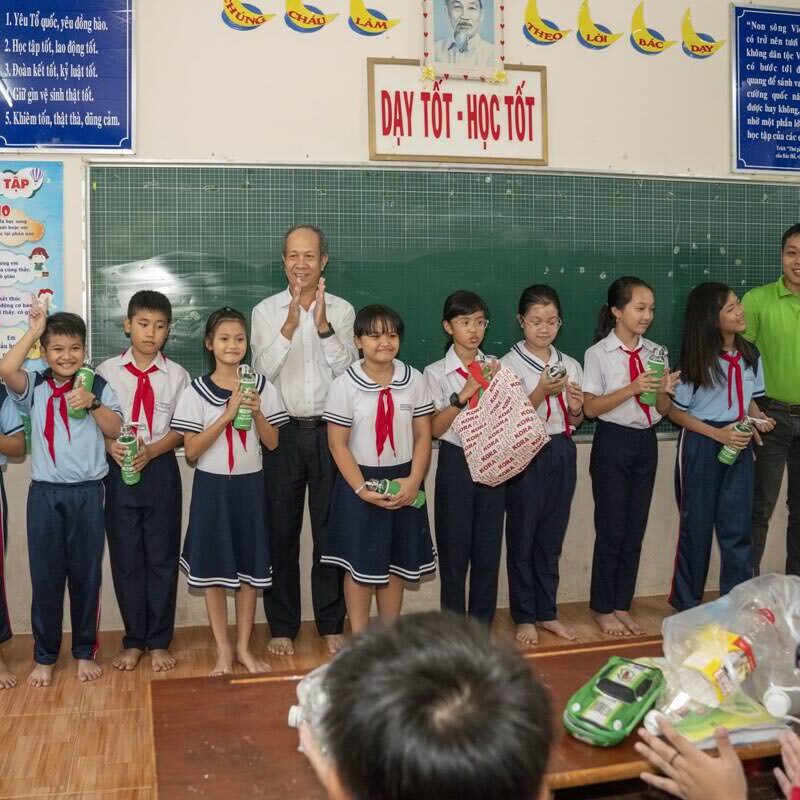 Đổi chai nhựa lấy chai đựng nước KoN1 thay thế chai nước nhựa dùng một lần