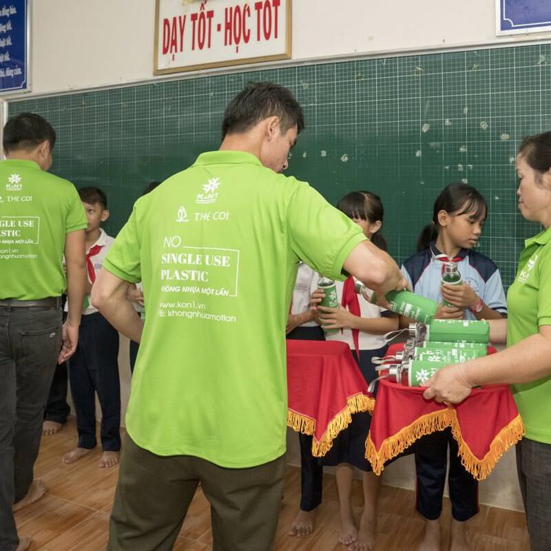 Đổi chai nhựa lấy chai đựng nước KoN1 thay thế chai nước nhựa dùng một lần