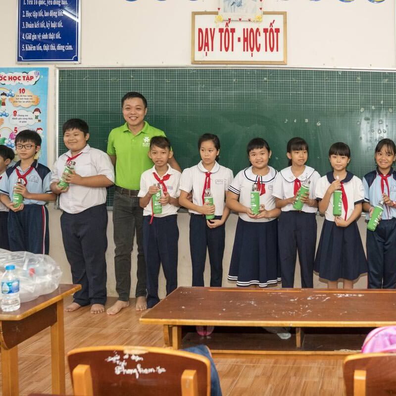 Đổi chai nhựa lấy chai đựng nước KoN1 thay thế chai nước nhựa dùng một lần